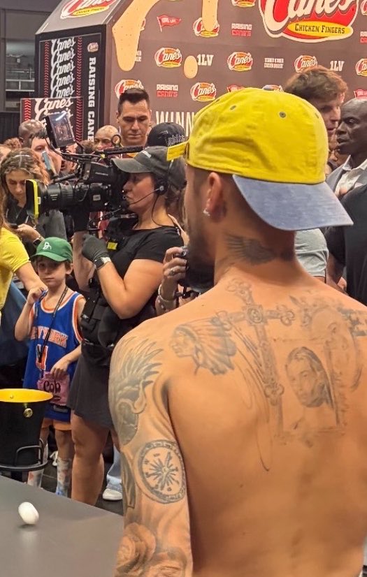 SweetartChef's tweet photo. Justin Bieber shows off his hideous back tattoo of ex wifey Hailey BALDLOOSE that she forced him to get under their marriage contract! https://t.co/4SrXCZTNpZ
