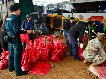 Armada_Chile's tweet photo. Servidores navales, se encuentran desarrollando labores de ayuda en terreno, enfocadas en el ordenamiento de sectores afectados y en la confección y distribución de bolsas de arena para proteger viviendas y mitigar los efectos de las precipitaciones.

#ArmadaSeDespliega https://t.co/oqkEGbIDKP