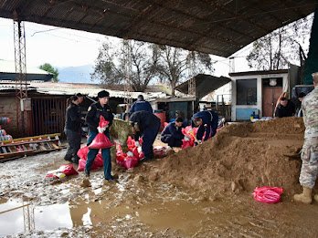Armada_Chile's tweet photo. Servidores navales, se encuentran desarrollando labores de ayuda en terreno, enfocadas en el ordenamiento de sectores afectados y en la confección y distribución de bolsas de arena para proteger viviendas y mitigar los efectos de las precipitaciones.

#ArmadaSeDespliega https://t.co/oqkEGbIDKP