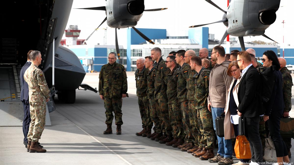 dw_russian's tweet photo. Бригаде бундесвера в Литве может не хватить добровольцев, пишет Welt am Sonntag. По состоянию на июнь численность части подразделений достигала менее 30% от запланированной, других - менее 50%. Да намеченных 4800 не хватает около 2000 военнослужащих https://t.co/KxVrd7ETFs https://t.co/oatfDmphLW