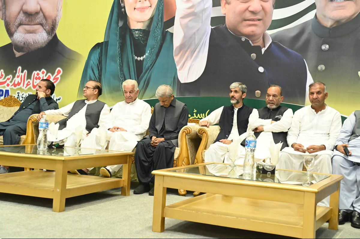 MayorofSialkot's tweet photo. وفاقی وزیر دفاع خواجہ محمد آصف، نامزد امیدوار برائے حلقہ ایل اے 36 جموں 3 صاحبزادہ احسن حافظ رضا، صوبائی وزیر محمد منشاء اللہ بٹ اور سابق مئیر توحید اختر چوہدری,کی آزاد جموں و کشمیر کے مہاجرین کے اعزاز میں منعقدہ عشائیہ تقریب میں شرکت۔
@KhawajaMAsif @pmln_org https://t.co/TNEYloFjLI