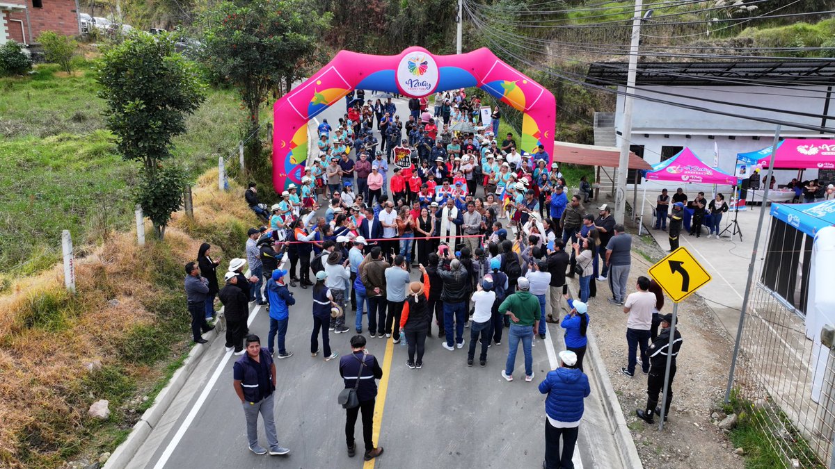 AzuayPrefectura's tweet photo. Inauguración de la obra de mejoramiento a nivel de carpeta asfáltica de la vía San José – Dora Canelos, que beneficia de manera directa a más de 5000 habitantes.🚗👏

#AquíEstáLaObra
#AzuayPrefectura
#TransformamosVidas https://t.co/sMTAlc0F6j