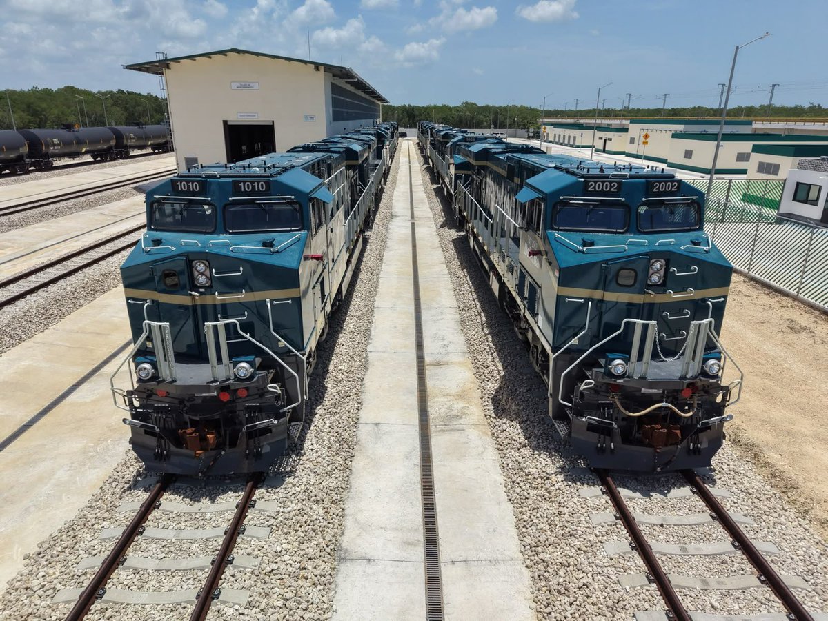 MaraLezama's tweet photo. 🚆🇲🇽 En Puerto Morelos acompañamos a nuestra presidenta, @Claudiashein, a supervisar los avances del Tren Maya de carga, el tren de la justicia social.

📦 Esta obra estará lista durante el primer semestre de 2027 y permitirá fortalecer el transporte de mercancías, generar más empleos e impulsar el desarrollo económico del sureste del país.