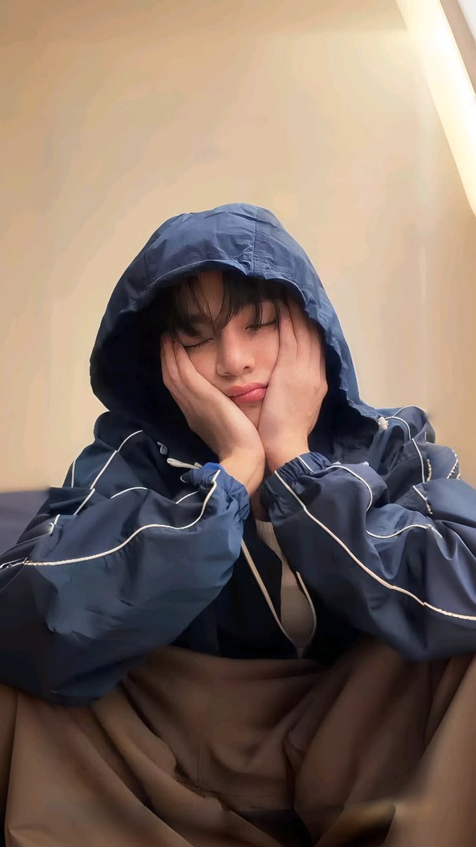 vanteberry6's tweet photo. Engines and Epilogues  #taekook #taekookau 

Jimin rushes past the long line of students queuing up for registering for the newly formed anime and manga club, his eyes scanning for the beginning of the line. He spots Irene scrolling through her phone and quickly walks over to join her at the front.