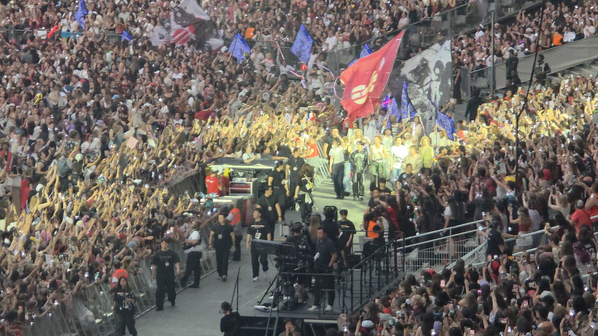 OrientExtremeFR's tweet photo. BTS annonce que ce 2e concert 2026 au Stade de France est le plus gros concert de la carrière du groupe avec 92.000 spectateurs !
#BTS #BTS_ARİRANG #BTS_ARİRANG_Paris #kpop https://t.co/qwMBUPwRuG