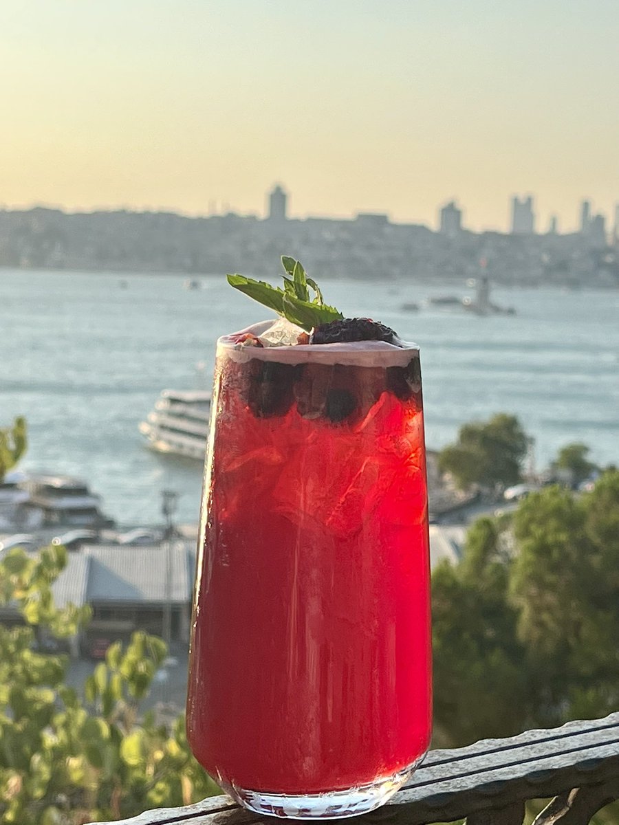 karlikcafe's tweet photo. 🌅 ¿Buscas la mejor vista de Estambul? Disfruta del atardecer sobre el Bósforo con deliciosa comida y refrescantes cócteles. ¡Te esperamos! 🍹 #Estambul #Bósforo #Turquía #Atardecer #VistaAlBósforo #Cóctel #Comida #Vacaciones #DescubreEstambul https://t.co/ab7EwAm9zN