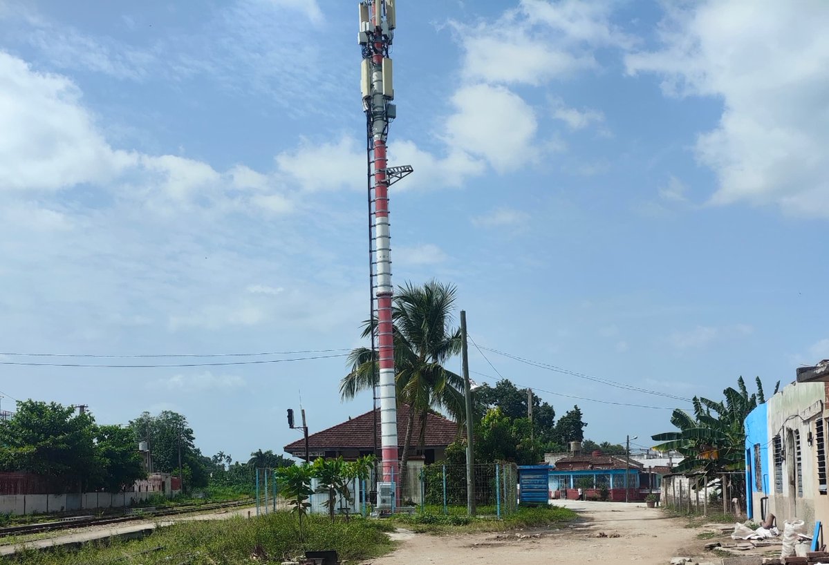 cubasiglo21's tweet photo. En Cuba, la torre de Etecsa se alza como símbolo de un servicio que casi nunca funciona: las llamadas son un lujo, los SMS no llegan y la conexión a internet es prácticamente nula. #cambioYa #cuba https://t.co/cfrdebKUHW