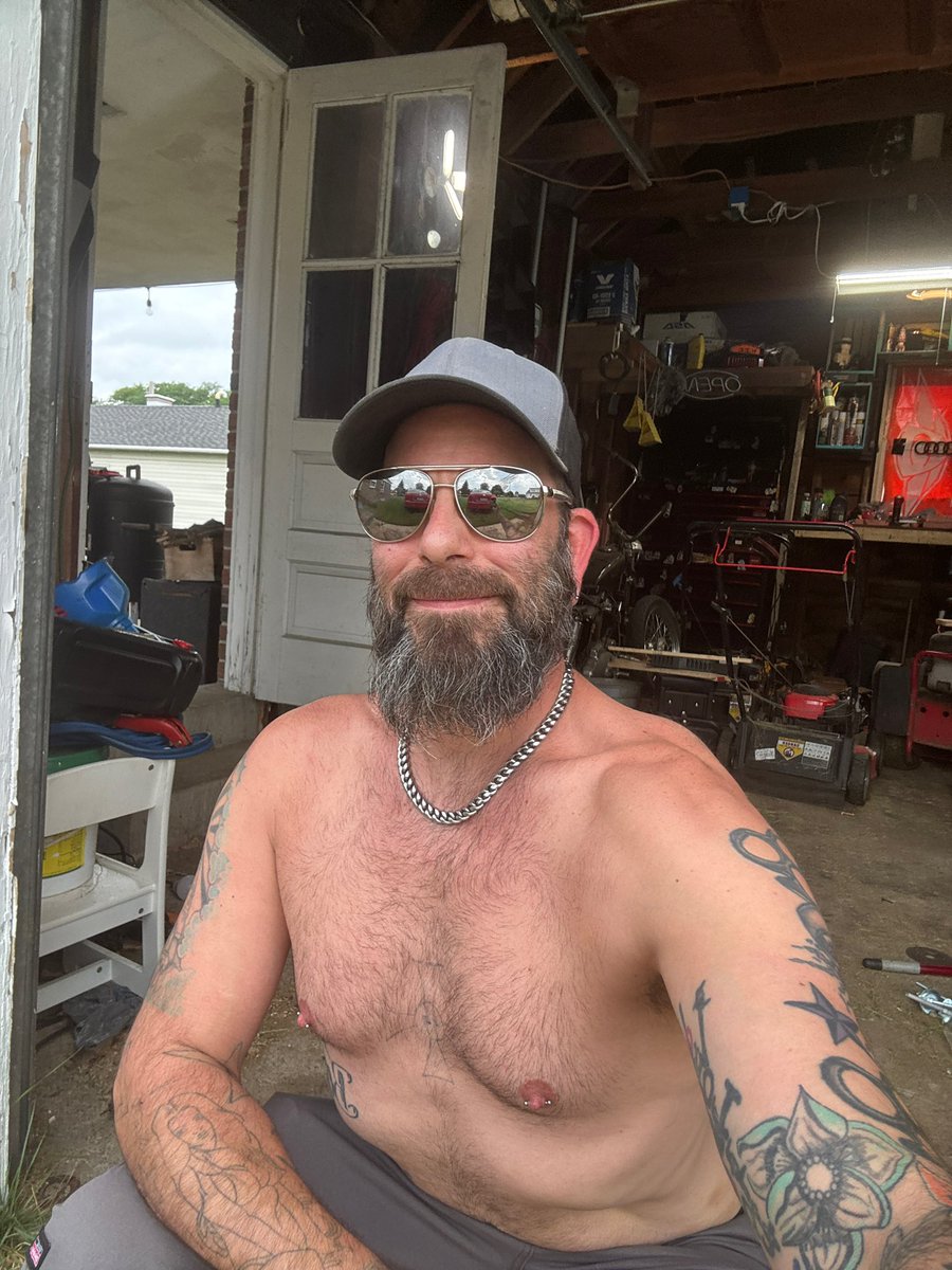 Eurostyle1983's tweet photo. Hey what’s up all , I’m from Whitehall Pa, near Allentown in the Lehigh valley , are there any real women on here in my area that are 430 friendly , like to party and go ice skating and want to chill , hit me up me in the pics https://t.co/nGSO8FnyiI