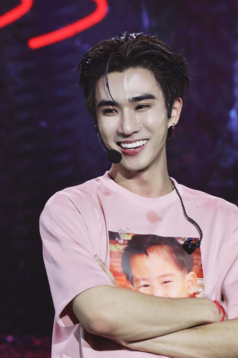 lizingr7's tweet photo. The answer to happiness 🖤🤍

@perthppe @Ppsanta 
#PerthSantaConcertD1 #PerthSanta https://t.co/cgGmf6b8kD