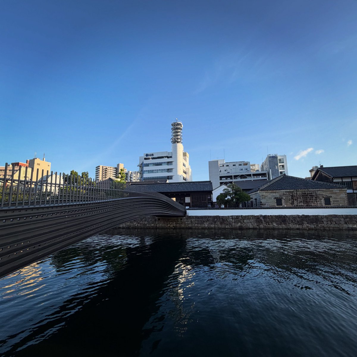 BaseDejima's tweet photo. 【今日の一枚】
満潮の時間帯
中島川の水面に
もう一本の橋が架かる

インスタで開催中の『出島な写真展』、是非ご覧ください。
https://t.co/Z2c9vfhv2H

#出島　#出島表門橋　#写真展 https://t.co/gJXd6WbZxM