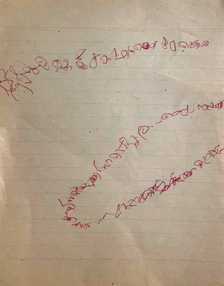 Sara__Sabouri's tweet photo. دستنوشته‌های پیدا شده از ۲-۳ سالگیم.
وقتی هنوز سواد نداشتم، انقدرررر دوس داشتم بتونم بنویسم که میرفتم اداشو درمیاوردم. دست‌خط بقیه رو میذاشتم جلوم و می‌نوشتم ... https://t.co/FHoQKmeZxc