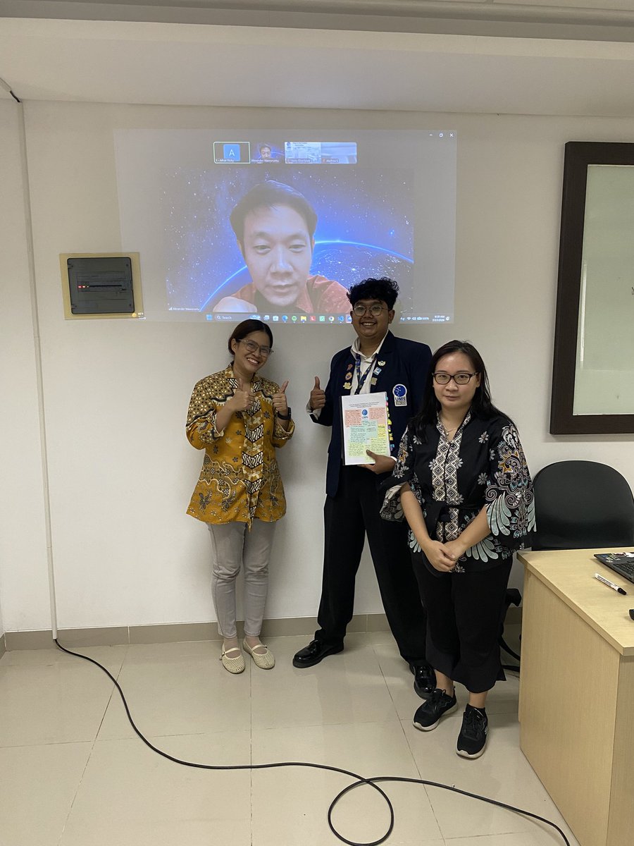 yoisathar's tweet photo. hi ga kerasa ya dlu aku ngulang ospek di umn sekarang udh lulus, times goes so fast https://t.co/V4a8hHvZya