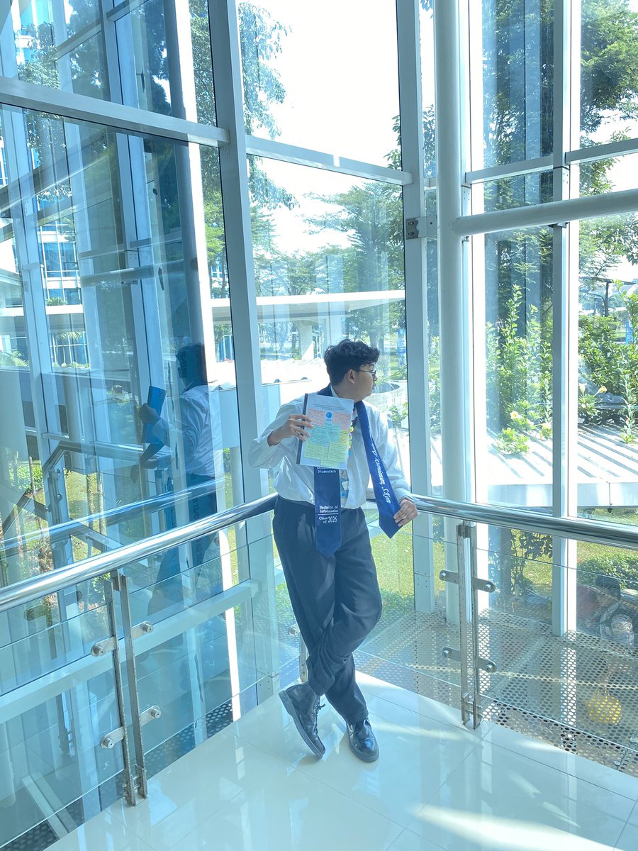 yoisathar's tweet photo. hi ga kerasa ya dlu aku ngulang ospek di umn sekarang udh lulus, times goes so fast https://t.co/V4a8hHvZya