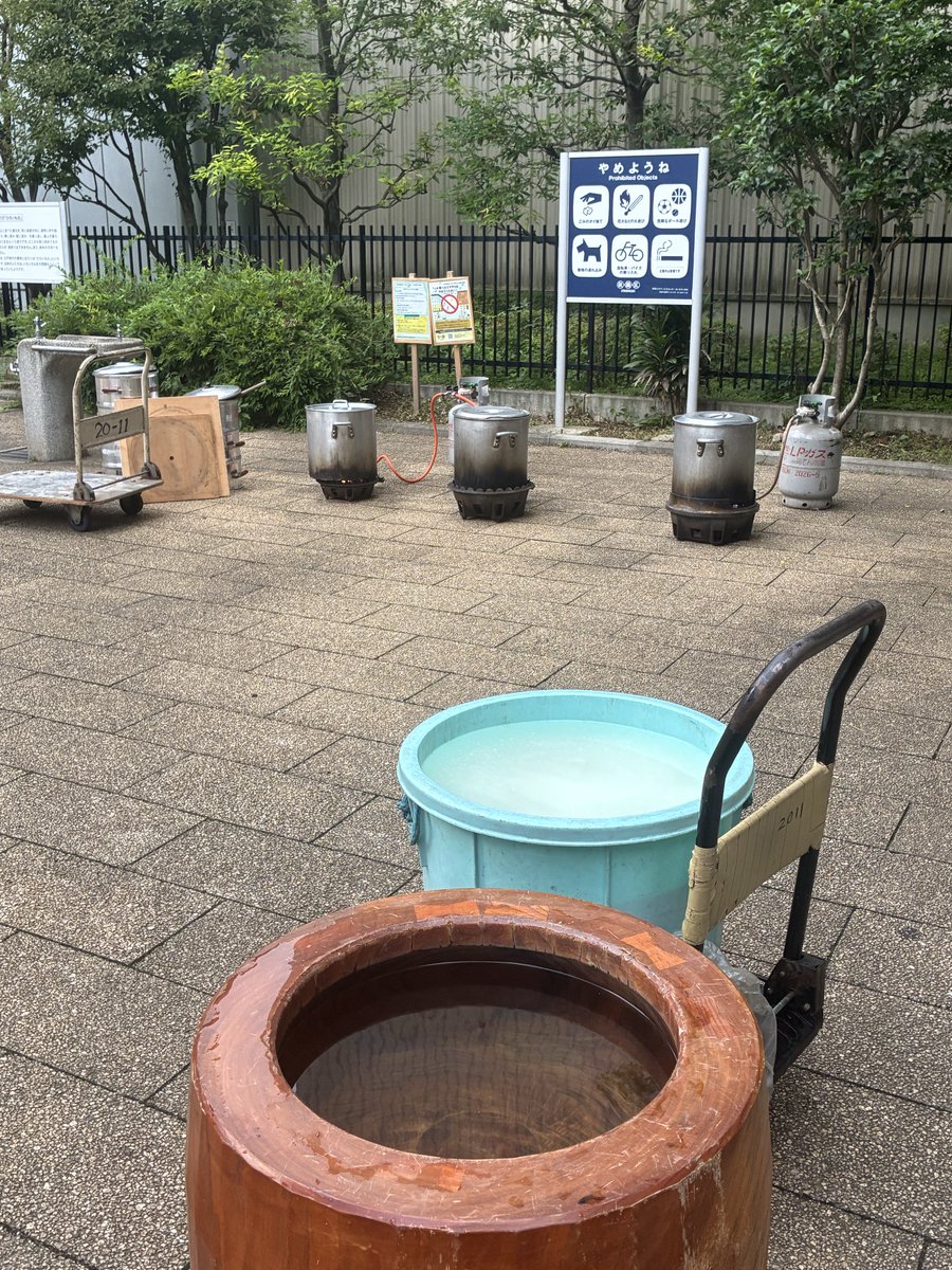 fudoudoori's tweet photo. 今月は晴れているので餅つき販売で��ますね！
#朝市
#板橋宿不動通り商店街 https://t.co/oIdeoYmTiT