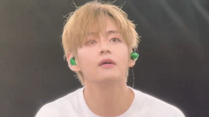 teteoldpics's tweet photo. Taehyung got emotional 🥺 https://t.co/zy9clGRWvF