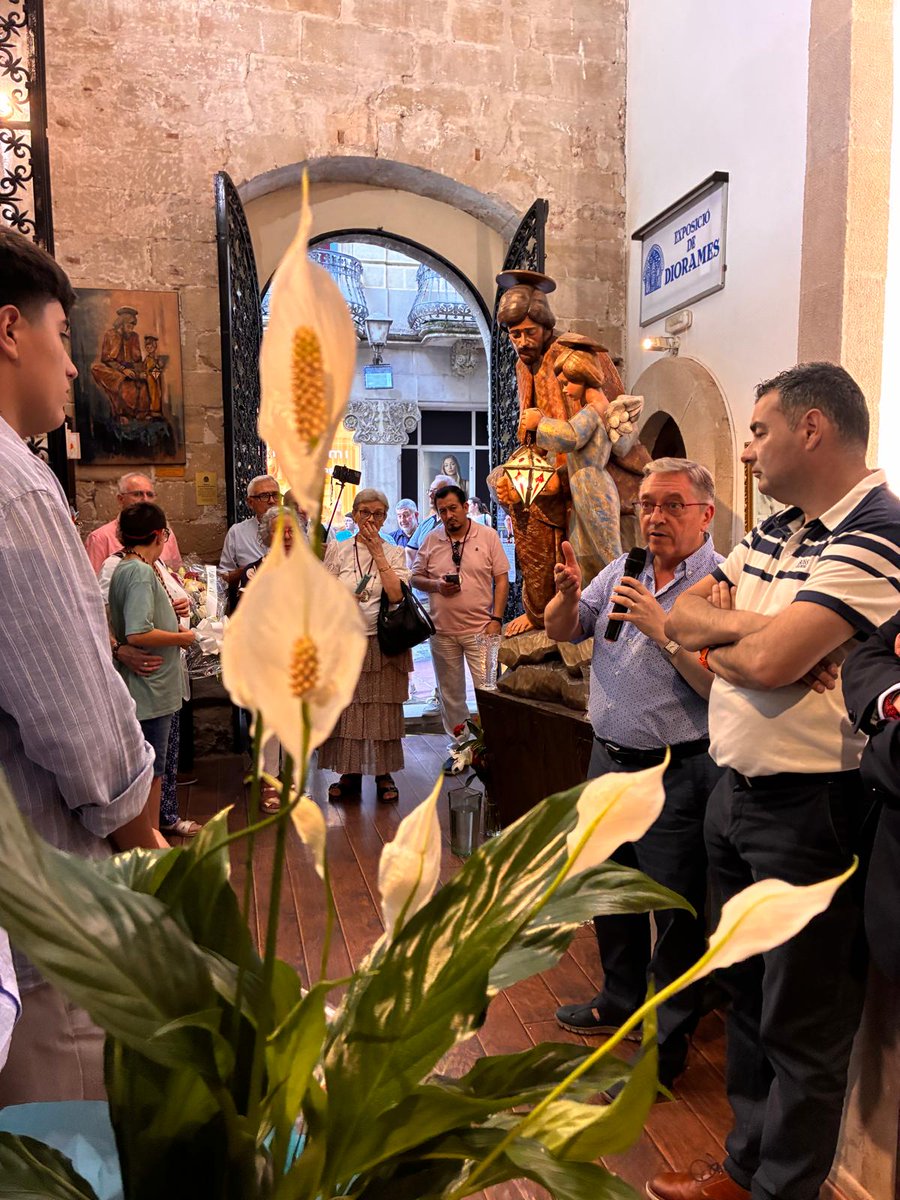 DiputacioLleida's tweet photo. Ofrena de flors Romeria dels Fanalets de Sant Jaume.  El vicepresident de la Diputació de Lleida, Agustí Jiménez, va participar en l’acte que va tenir lloc a la Capella del Peu del Romeu, de Lleida. 
#laforçadelsmunicipis https://t.co/L4QNNYRHa1