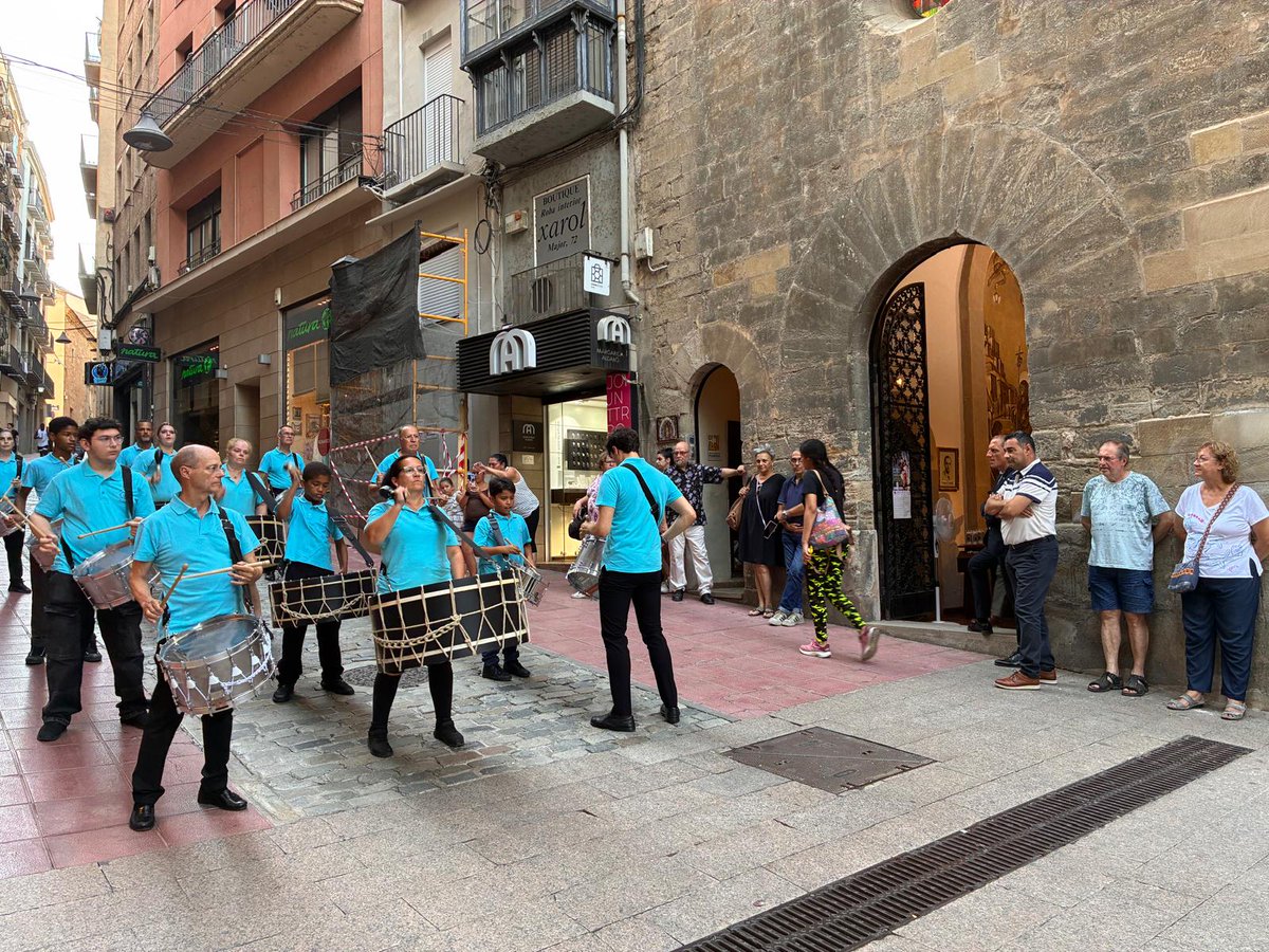 DiputacioLleida's tweet photo. Ofrena de flors Romeria dels Fanalets de Sant Jaume.  El vicepresident de la Diputació de Lleida, Agustí Jiménez, va participar en l’acte que va tenir lloc a la Capella del Peu del Romeu, de Lleida. 
#laforçadelsmunicipis https://t.co/L4QNNYRHa1