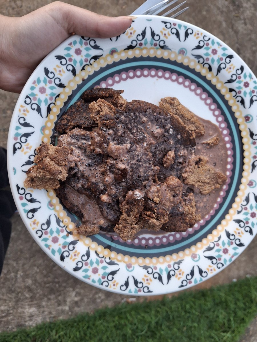 mincekcals's tweet photo. fiz essa panqueca de aveia com ovo cacau em pó e leite hwhshsjwjjeej
não dei conta de comer tudo https://t.co/KWQbeyC8JJ