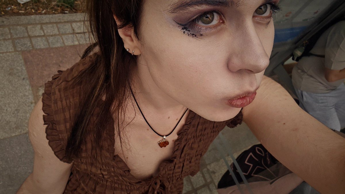 00500520x's tweet photo. too hot 2 handle
also wearing amber necklace  from him<33 https://t.co/ZBdcCkAyFT