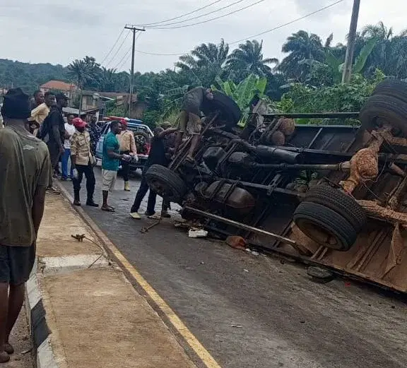 vanguardngrnews's tweet photo. Three die, four injured in lone truck accident in Anambra – FRSC

https://t.co/uuQ7ViSJeV https://t.co/unUy4pJOF9