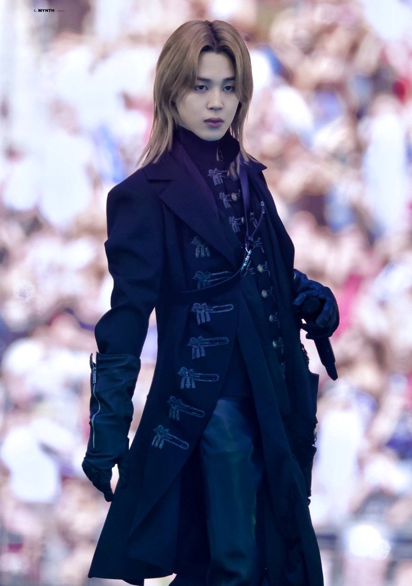 dollfolders's tweet photo. dior putting jimin in custom fits for both paris days was the best idea ever https://t.co/ggXL5h7QKb