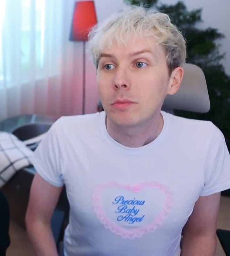 woeismefl's tweet photo. they make out sloppy style while brown hair phil watches https://t.co/AJNhrBK5lN