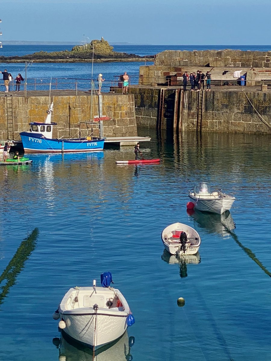 bakrim2000's tweet photo. Afternoon light on the harbour π
#Mousehole #cornwall https://t.co/2wtRmEARJd
