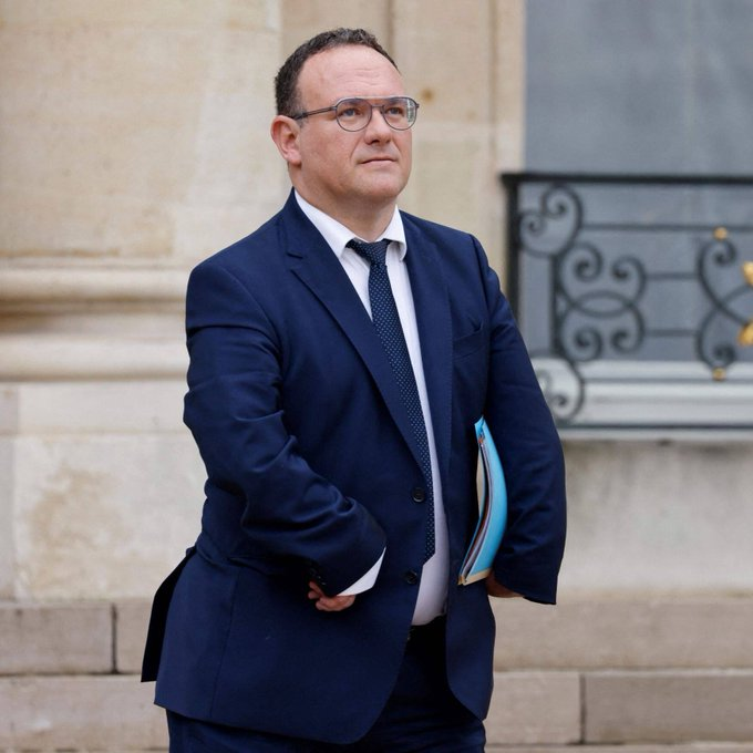 Forhalinton's tweet photo. 🇫🇷🚨 Damien Abad, ex-ministre accusé de viol, a versé 150 000 € de subventions publiques à une association qu’il préside également.

Pas de convention, pas de contrepartie. Juste un transfert d’argent entre ses propres structures. Il a aussi signé des avances de trésorerie, sans intérêts, pour 70 000 €. Des salariés mis à disposition, des frais remboursés à 50 000 €. Aucun déport, aucun contrôle.

L’ancien ministre accuse de viol, le président d’association se sert dans la caisse. La République des irrégularités continue. Le vernis de la transparence craque quand on regarde les comptes.