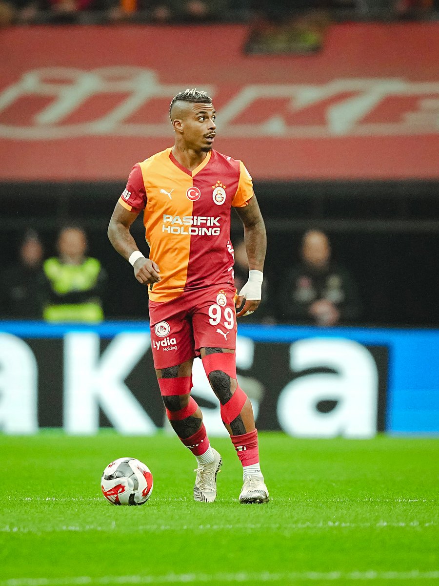 SOLOILGALAHABER's tweet photo. 💰 Lemina ile Görüşmeler Sürüyor

Mario Lemina, Galatasaray ile yeni sözleşme görüşmelerinde 3 yıllık ve yıllık 3,5 milyon euronun üzerinde maaş talebinde bulundu.

Sarı-kırmızılı yönetim ise 2 yıllık ve yıllık 3,5 milyon euro içeren teklifini koruyor.

Lemina'nın istediği şartları başka bir kulüpte bulması halinde ayrılık ihtimali gündeme gelebilecek olsa da, yönetim oyuncunun bu rakamları başka bir kulüpte bulmasının zor olduğu görüşünde. Sözleşme görüşmeleri devam ediyor. (Gökhan Dinç)