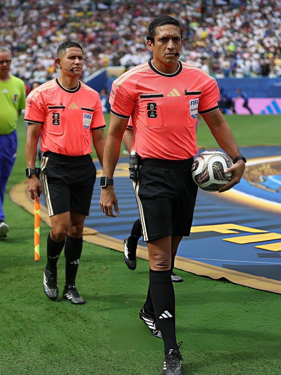 LigaFUTVE's tweet photo. 🙌🏻 • Jesús Valenzuela sumó un hito dorado en su carrera al ser el árbitro principal en el Francia 🆚 Inglaterra (4-6) por el podio de la @FIFAWorldCup 

👏🏻 •  Jorge Urrego y Tulio Moreno completaron una terna arbitral hecha en FUTVE 

🥹 • Una designación merecida para los nuestros y, por supuesto, ¡estuvieron a la altura del compromiso! 

📸 • FIFA / Icon Sports / AFP

#LigaFUTVETriunfobet
