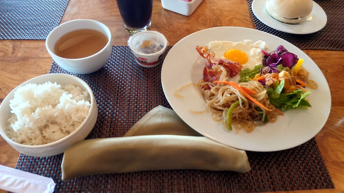 rta_109's tweet photo. 日本食な朝飯から始まります
米は日本のやつとはまた違うタイプのやつやったけども() https://t.co/y8C5o05Rva