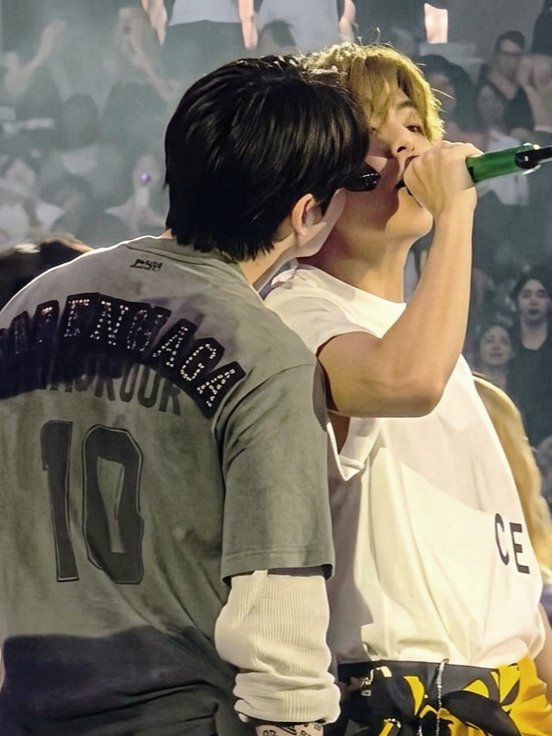 vhyungiekim's tweet photo. TAEKOOK 😭💘 https://t.co/YkIrxQLxNS