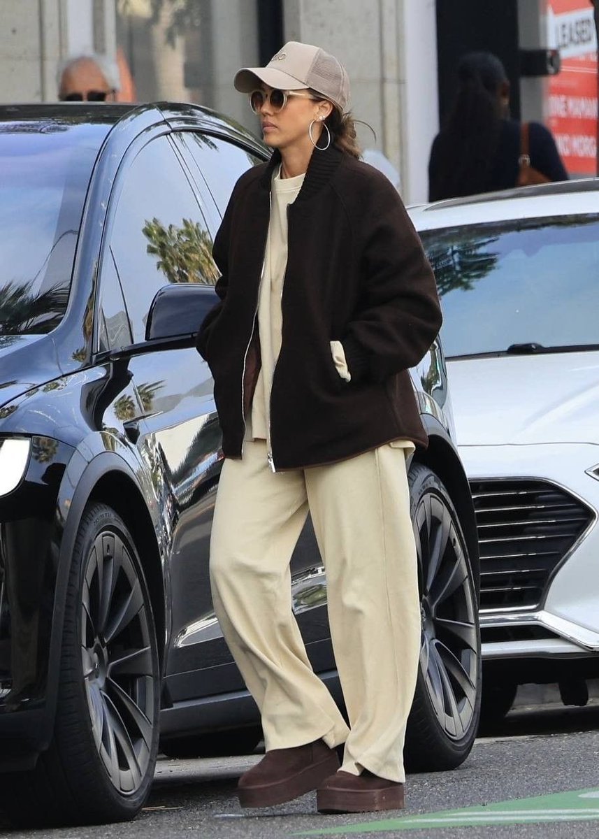 Jessicaalba433's tweet photo. Hi fans😭💕😘
#newpic #goviral https://t.co/V72uhPPlg0