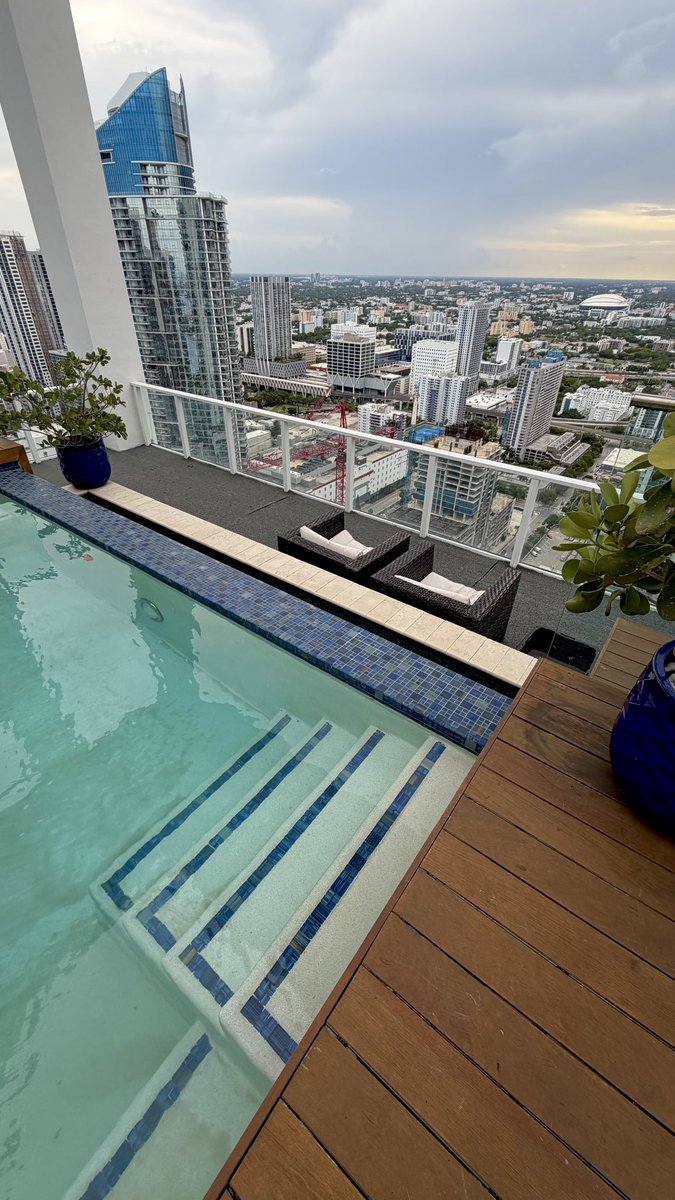 AndyObrian's tweet photo. i only stay in penthouses https://t.co/O1ExbdUCDm