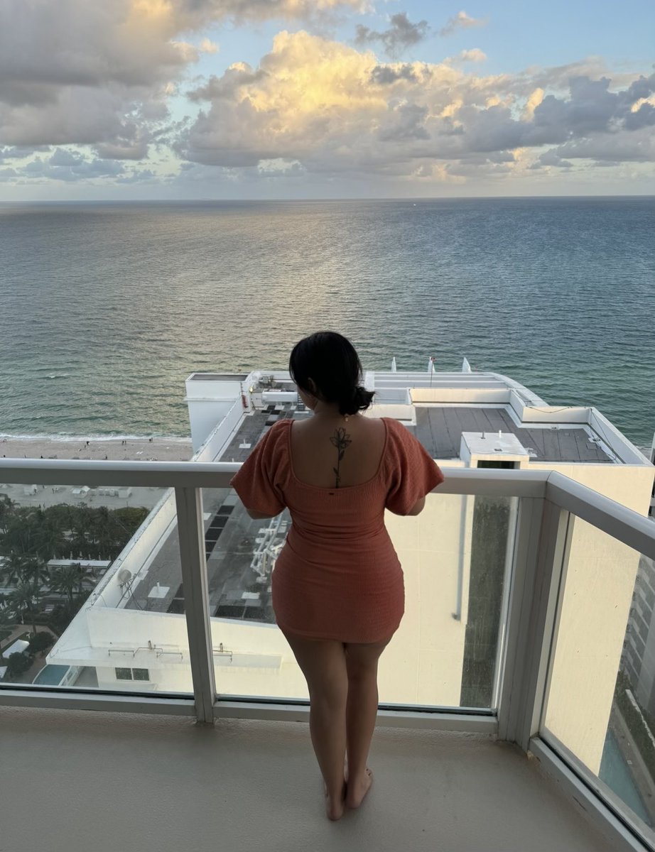 helovesienna's tweet photo. 🌴🍹 https://t.co/KhXUcuqt1N