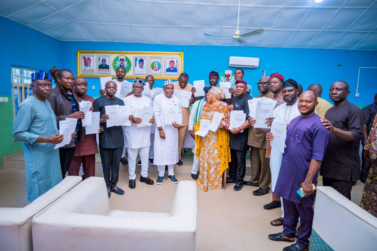 benuestategovt's tweet photo. 💥“Today, I officially presented INEC Nomination Forms to our APC candidates for the Benue State House of Assembly at the APC Secretariat, Makurdi.

I congratulate all our candidates and urge them to remain true ambassadors of our great party by engaging our people with humility, integrity, and a clear vision for effective representation in the pursuit of a better Benue.”💥

Governor @HyacinthAlia