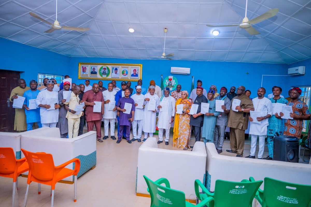 benuestategovt's tweet photo. 💥“Today, I officially presented INEC Nomination Forms to our APC candidates for the Benue State House of Assembly at the APC Secretariat, Makurdi.

I congratulate all our candidates and urge them to remain true ambassadors of our great party by engaging our people with humility, integrity, and a clear vision for effective representation in the pursuit of a better Benue.”💥

Governor @HyacinthAlia