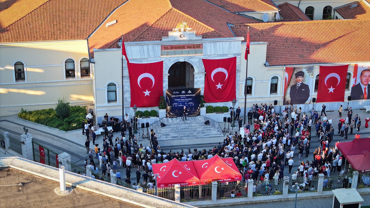 gul_davut's tweet photo. İdeolojik bakış açılarının, yapılan çalışmaları ve ortaya konan gerçekleri görmeye engel olabildiğini üzülerek görüyoruz.

Bizim için okul türü değil; öğrencimizin emeği, başarısı ve gayreti önemlidir. 
Her öğrencimiz bizim öğrencimiz, her başarı bizim ortak gururumuzdur.

14 Temmuz’da LGS’de 500 tam puan alan 101 öğrencimizi Valiliğimizde ağırladık. Son dört yıldır da LGS birincilerinin tamamına, okul ayrımı gözetmeksizin, Türkiye Yüzyılı Çocukları programı kapsamında burs veriyoruz.

Başarıyı takdir etmeye ve öğrencilerimizin yanında olmaya devam edeceğiz.

#İstanbul 🇹🇷