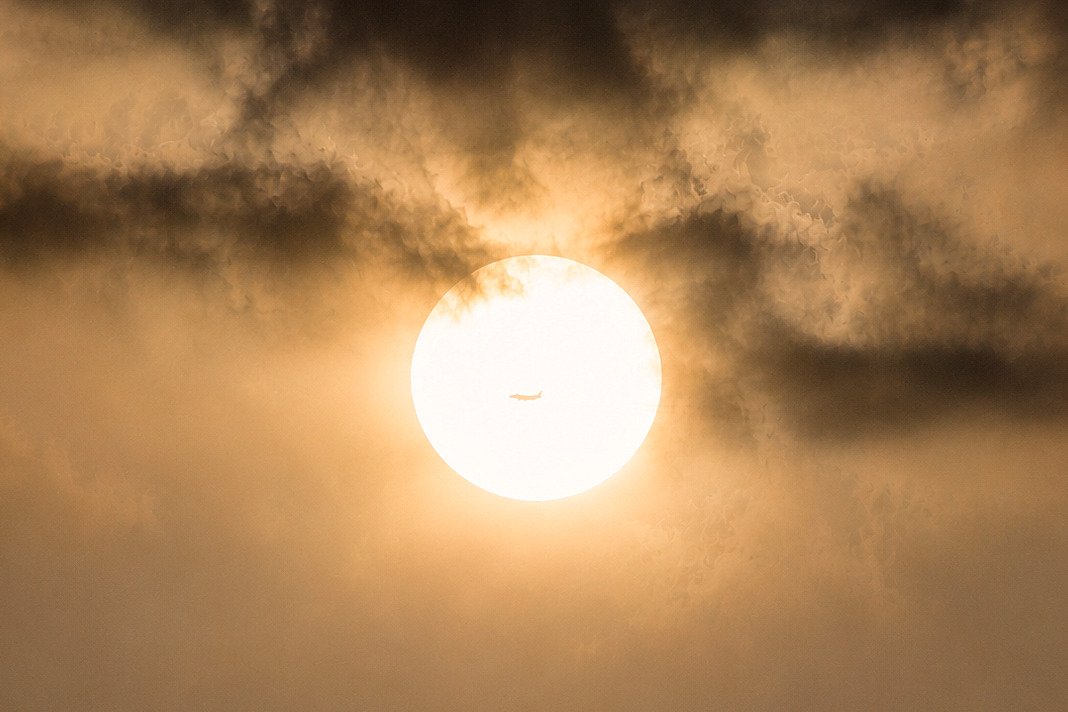 RitoPerezGarcia's tweet photo. Hasta que un día, manos temblorosas, ay, el trípode, logro verlo, un avión cruza delante del sol, su sombra a la velocidad de la luz… Qué paciencia hay que tener con la luz, caprichosa, rebelde, convencer al reloj para que la deje estar un rato más…

Buenavista del Norte, TF… https://t.co/26PEjcouZM