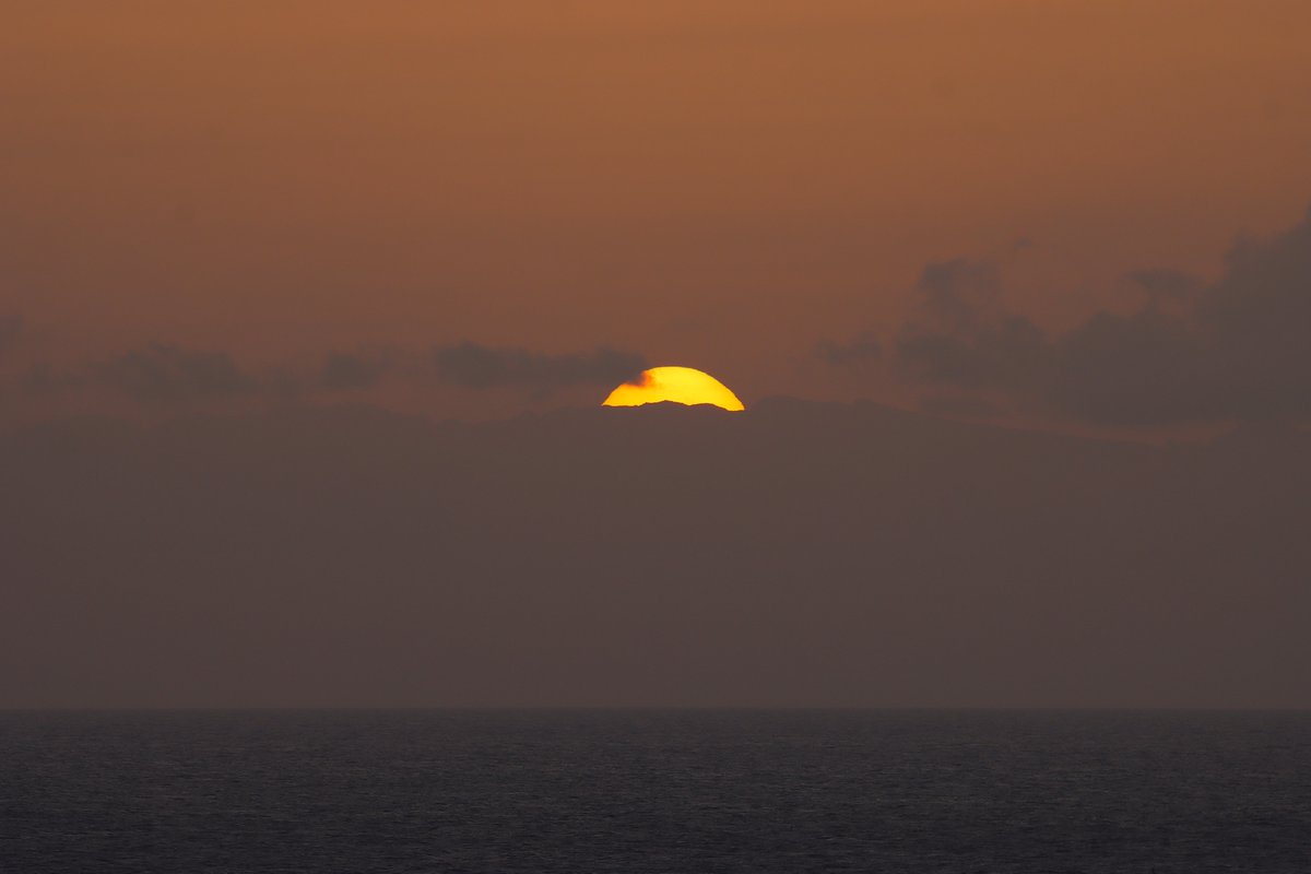 RitoPerezGarcia's tweet photo. Hasta que un día, manos temblorosas, ay, el trípode, logro verlo, un avión cruza delante del sol, su sombra a la velocidad de la luz… Qué paciencia hay que tener con la luz, caprichosa, rebelde, convencer al reloj para que la deje estar un rato más…

Buenavista del Norte, TF… https://t.co/26PEjcouZM