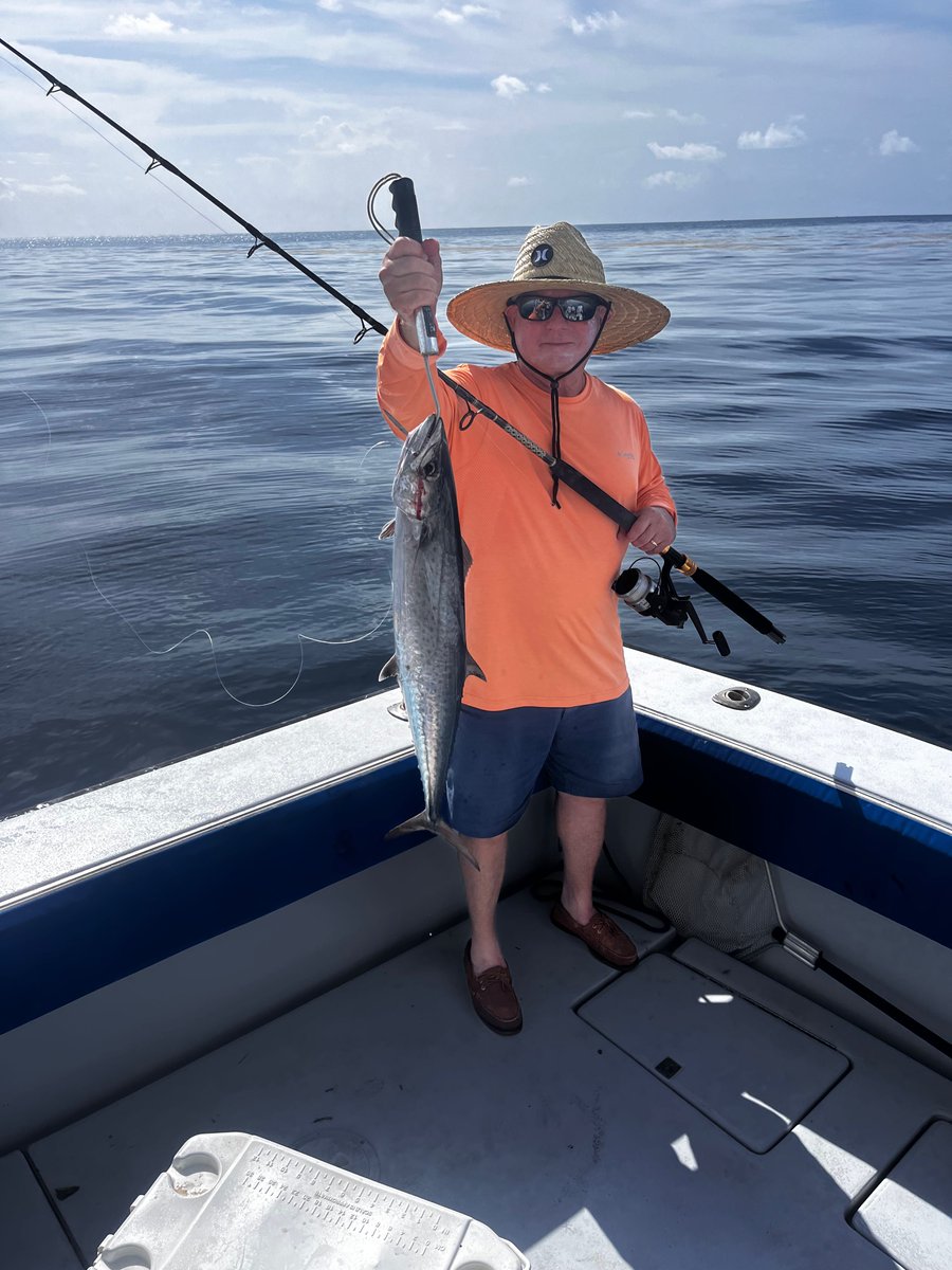 Tunawahoo_fl's tweet photo. Frank brought his college buddies out today, and it was an unusual day. We started out trolling and the weeds finally gave me a break but the fish were on strike ! We trolled for two hours and had one missed bite. Switching over to drift fishing, we started getting King Mackerel https://t.co/c9pmCMI2Og