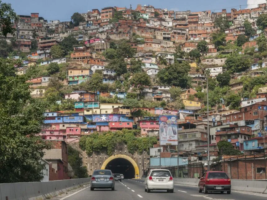 ReporteYa's tweet photo. #18Jul #Venezuela #Caracas #Sismos
El periodista Carlos Julio Rojas denunció que decenas de viviendas en Los Frailes de Catia presentan graves daños tras los terremotos y que, tres semanas después, vecinos aseguran que la Alcaldía de Caracas no ha realizado inspecciones en la zona. – El Diario