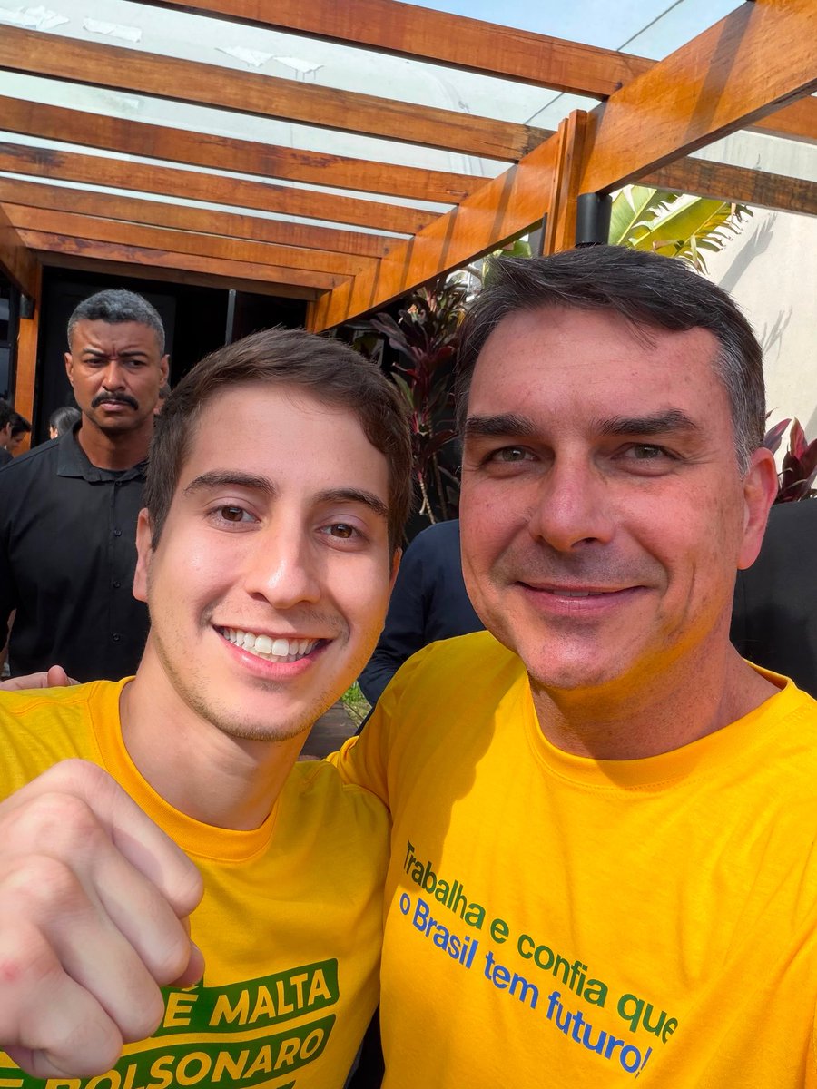 lucaspoleseES's tweet photo. Bora, presidente, que temos um país a resgatar! @FlavioBolsonaro 🇧🇷 https://t.co/lUl9KrbPUM