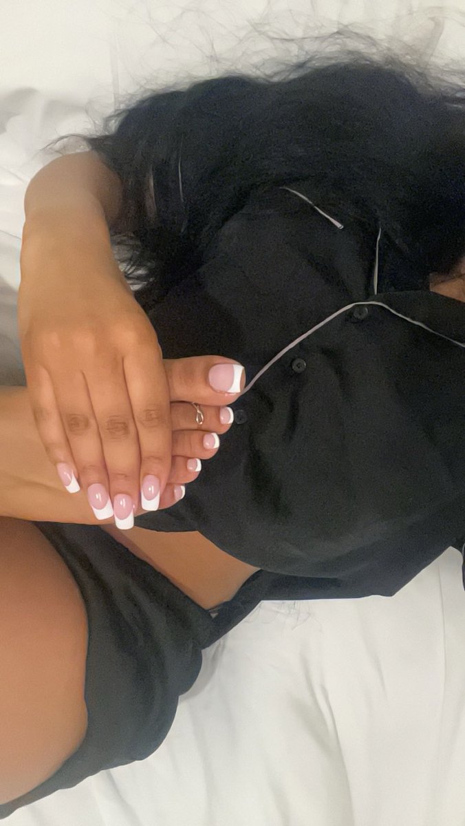 Princ3ssceex's tweet photo. I know you love these feeeeet 😩

#findom #feet #frenchtips https://t.co/vRgbSvs59A