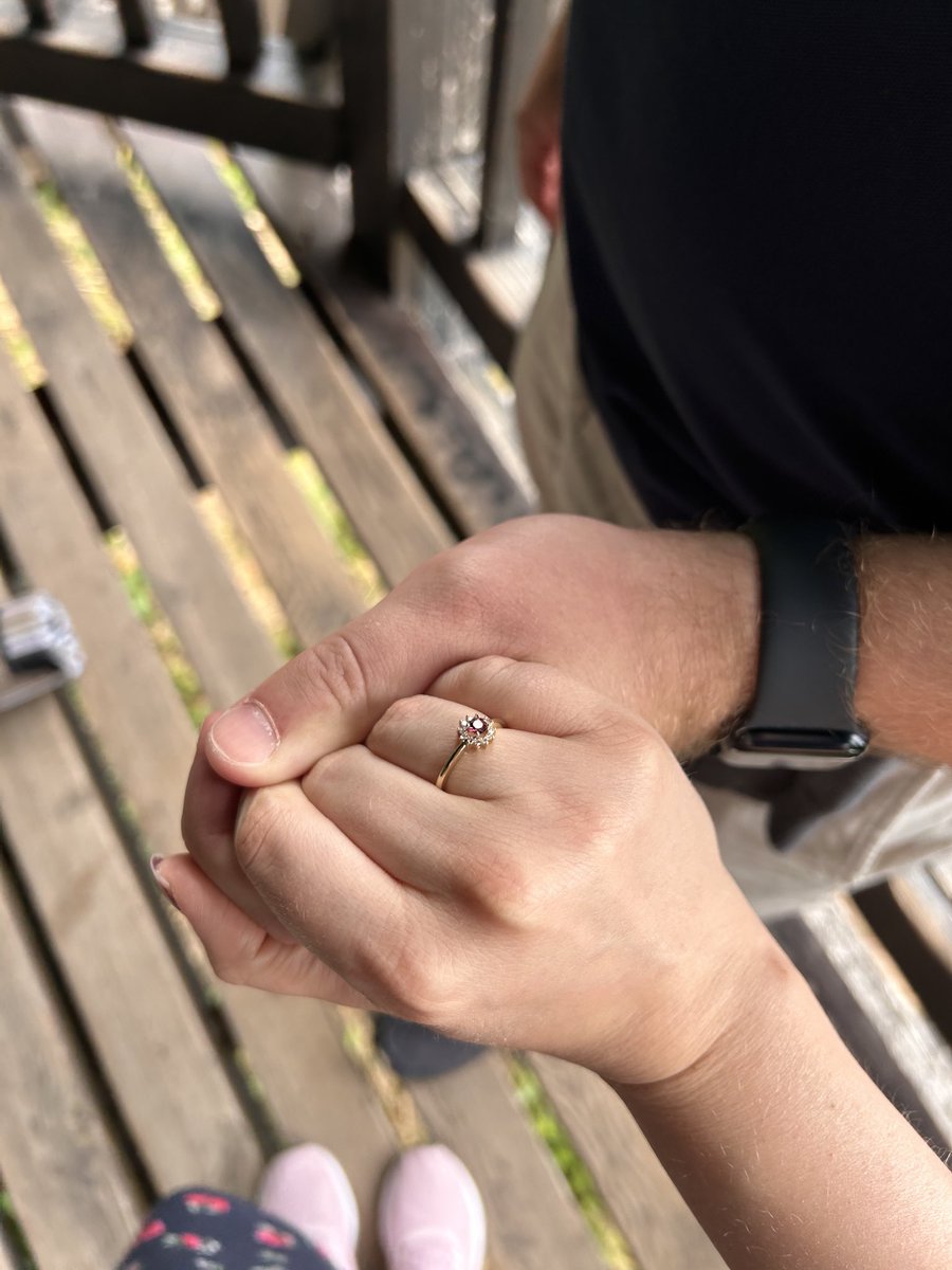 likelihoodlu's tweet photo. @vraquelmo Yes 😭 I’m getting married!!! https://t.co/nYy3BVOx1T