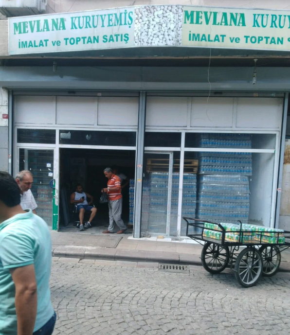 Musaozsoy's tweet photo. Firmanın talebi üzerine boya tespit edilen çaylardan numune almak için bilirkişinin Fatih'te gittiği Mevlana Gıda'nın görüntülerini yayınlıyoruz.
Nasıl oluyorsa, bakanlığın tespitinden aylar sonra firma talebiyle bilirkişi atanıyor ve firma da bu dükkana gidip aynı parti çayları eliyle koyduğu gibi buluyor.
Fotoğraflar 1990 yılından değil, günceldir.
@TCTarim 
@adalet_bakanlik
