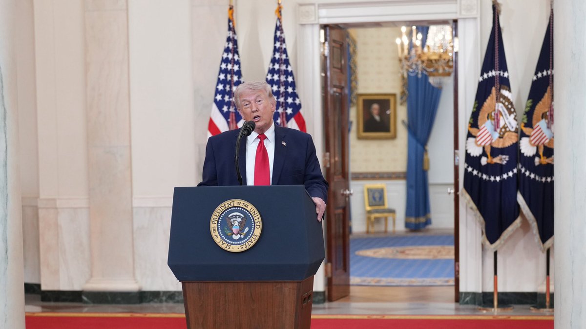 DosRunas's tweet photo. 🚨 TRUMP ABRE LAS PUERTAS DEL INFIERNO: EL IMPERIO DESATA LA GUERRA CONTRA IRÁN.🔥
El magnate de la muerte ha ordenado a CENTCOM “abrir las puertas del infierno” contra la República Islámica de Irán.
Mientras Irán advierte a Emiratos Árabes que evacúen ciudadanos cerca de aeropuertos en Dubái y Abu Dhabi, el mundo entero tiembla ante una nueva escalada imperialista. No es defensa. Es agresión descarada por hegemonía, petróleo y control regional.
El mismo imperio que financia el genocidio en Gaza ahora quiere quemar a Irán.
Pero Irán no se arrodilla.
El pueblo persa, como el palestino, como todos los pueblos que resisten, no implora: responde con dignidad y fuerza.
Cada misil de la resistencia es un verso contra la barbarie.
Cada explosión imperialista es el eco de su propia decadencia.
¡Basta de guerras estúpidas!
¡No a la escalada que amenaza al planeta entero!
¡La paz se defiende con la verdad y la rebeldía de los pueblos oprimidos!
Desde la izquierda antiimperialista condenemos esta locura.
El mundo no necesita más sangre por el imperio.
#NoALaGuerraConIran
#IranResiste