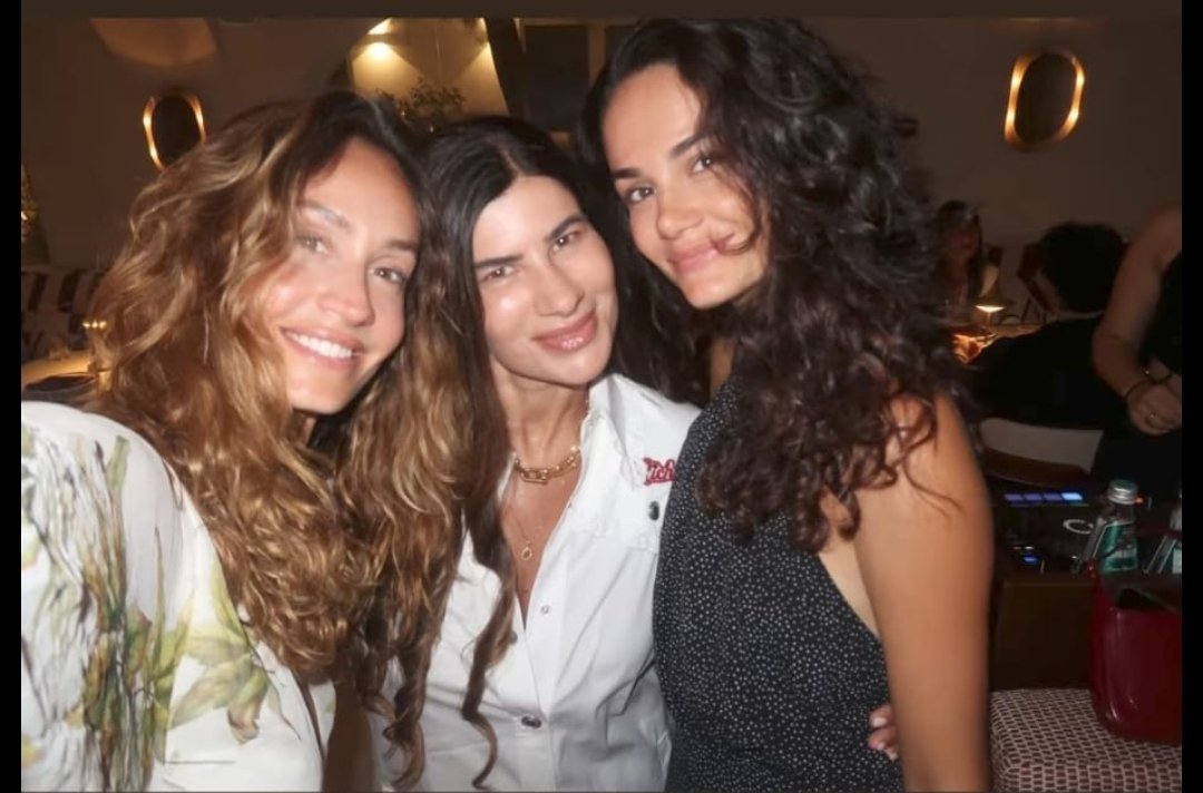 MonicaV20641053's tweet photo. Sabato sera family, glamour, sorrisi, relax 🌟🌟🌟
#javi7 #helevier #heleners #JavierMartinez #helenaprestes #lovelife #serate #sardegna https://t.co/bUBrfOeXDD