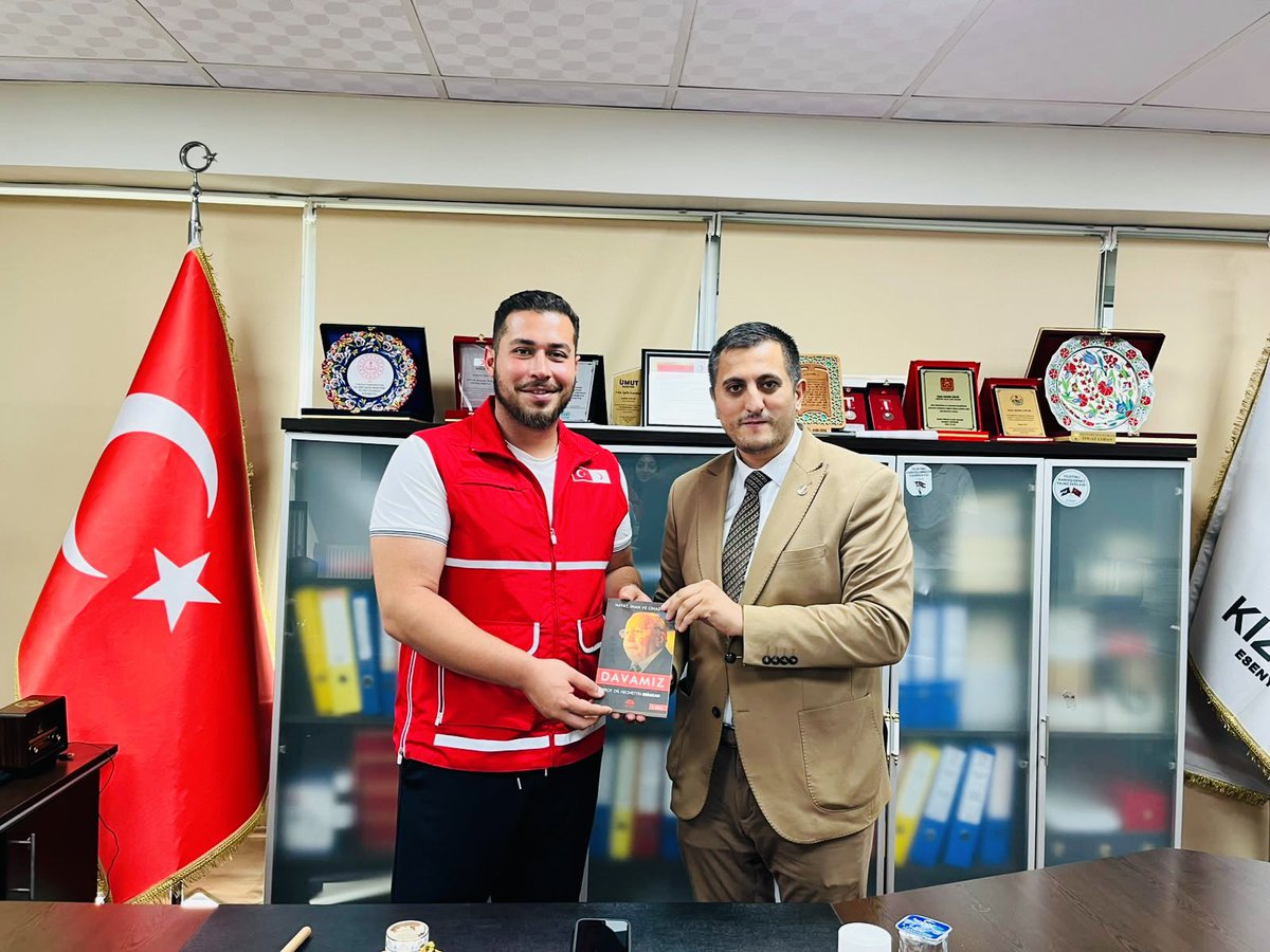 gencRefesenyurt's tweet photo. İlçe Gençlik Kolları Başkanımız Sn. Baran Şimşek ve yönetimimiz ile birlikte, Genç Kızılay Esenyurt Şube Başkanı Sn. Mustafa Gençoğlu ve kıymetli yönetimini ziyaret ettik. https://t.co/fKUbaoMiyu