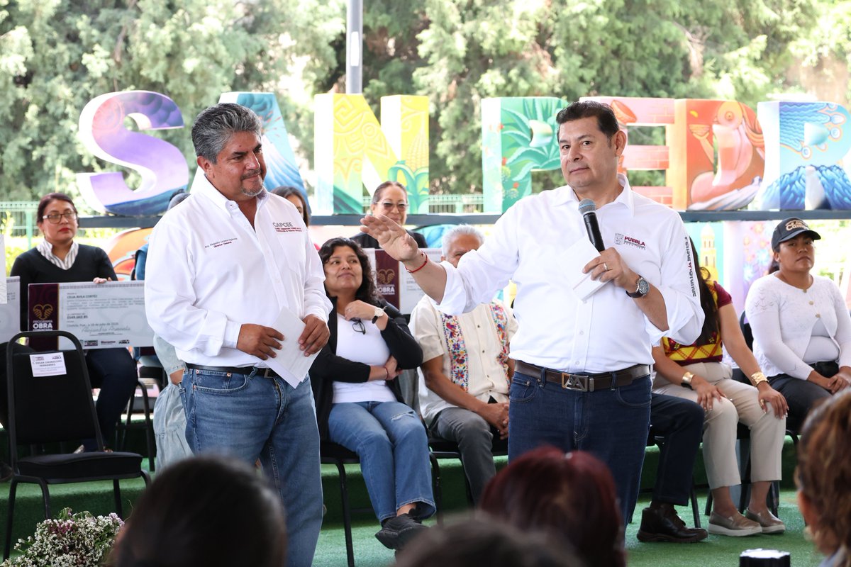 CAPCEEGobPue's tweet photo. En seguimiento al compromiso del @Gob_Puebla, el gobernador @armentapuebla_ y el director general del #CAPCEE, Alejandro Loranca, encabezaron la entrega del certificado de inicio de obra del preescolar "Itzcóatl" en San Pedro Cholula, para beneficio de las y los estudiantes. 🏫 https://t.co/JZXidFs1eS